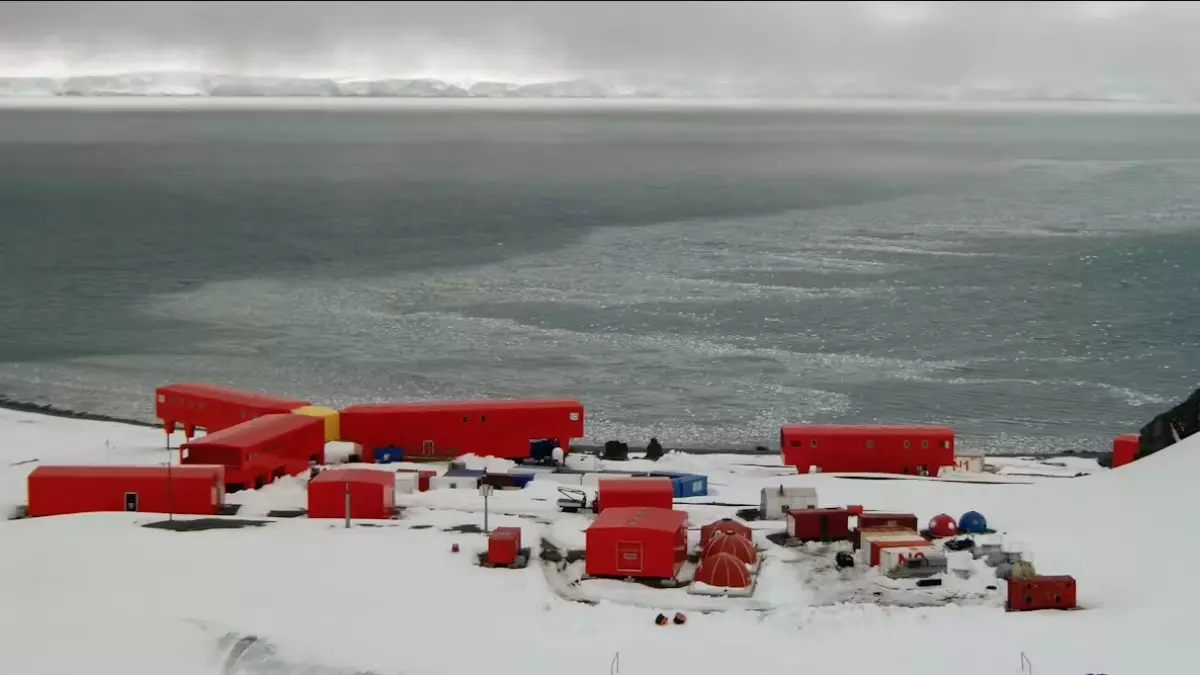 O marco da instalação de um observatório subaquático na Antártida